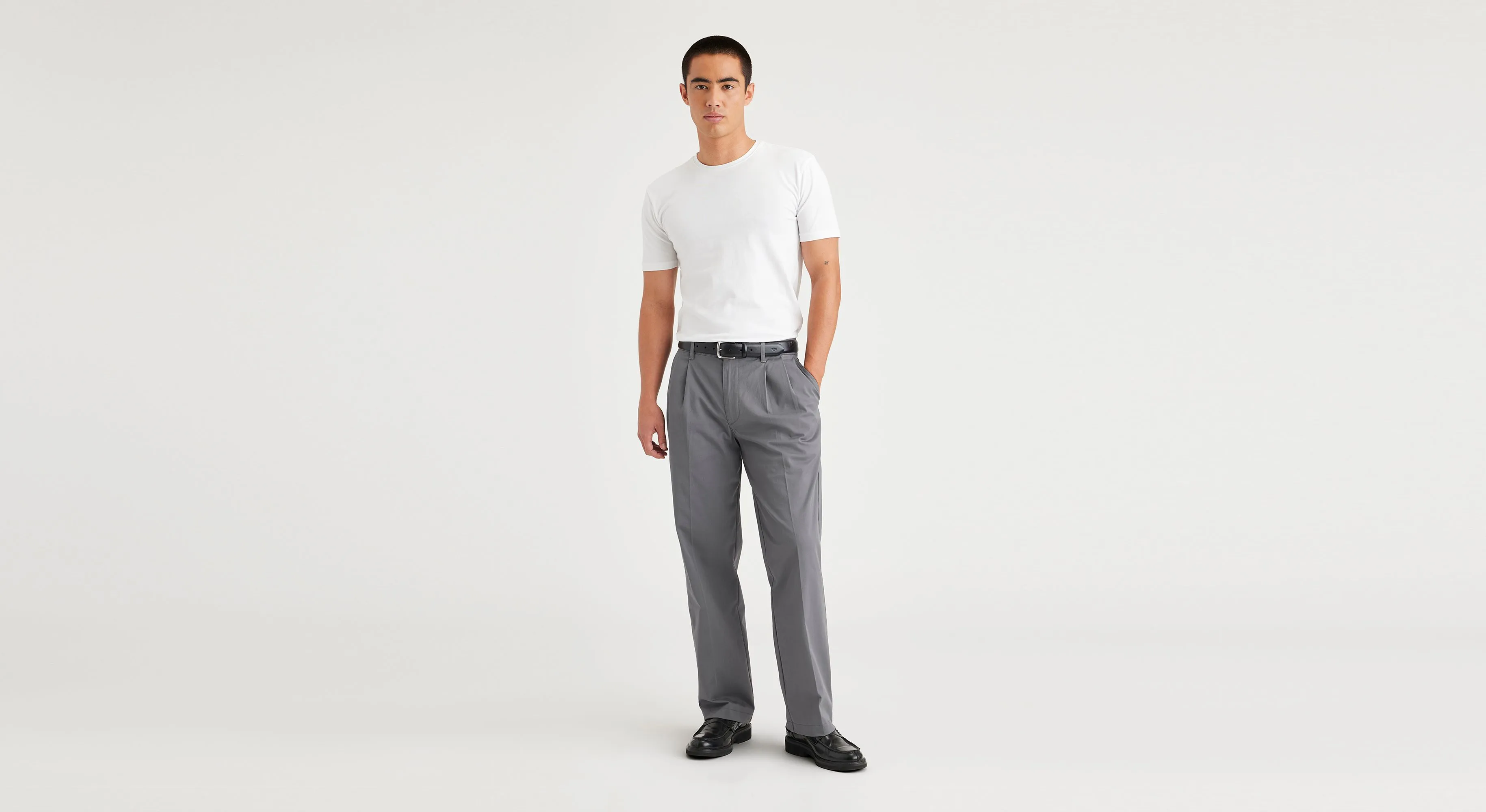 Essential Chinos, Pleated, Classic Fit