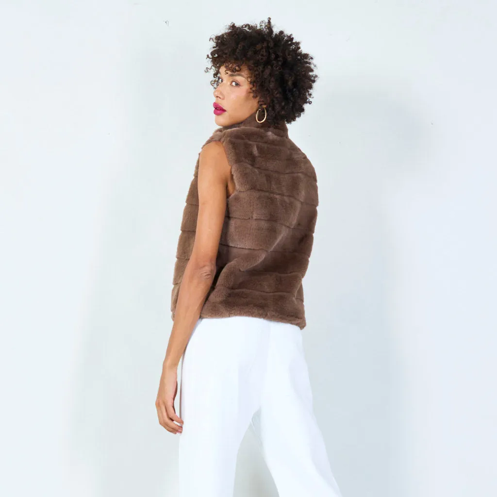 Sleeveless faux fur vest with zip closure wholesale