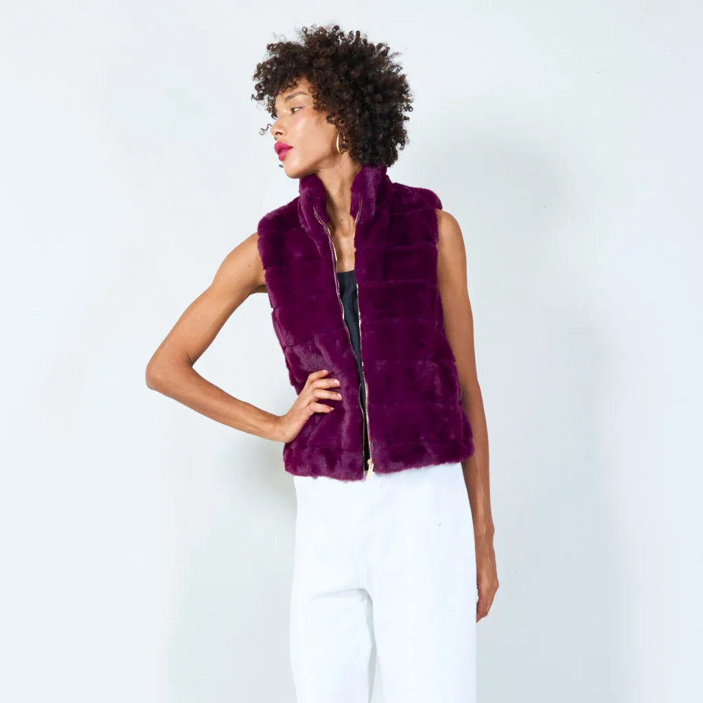 Sleeveless faux fur vest with zip closure wholesale