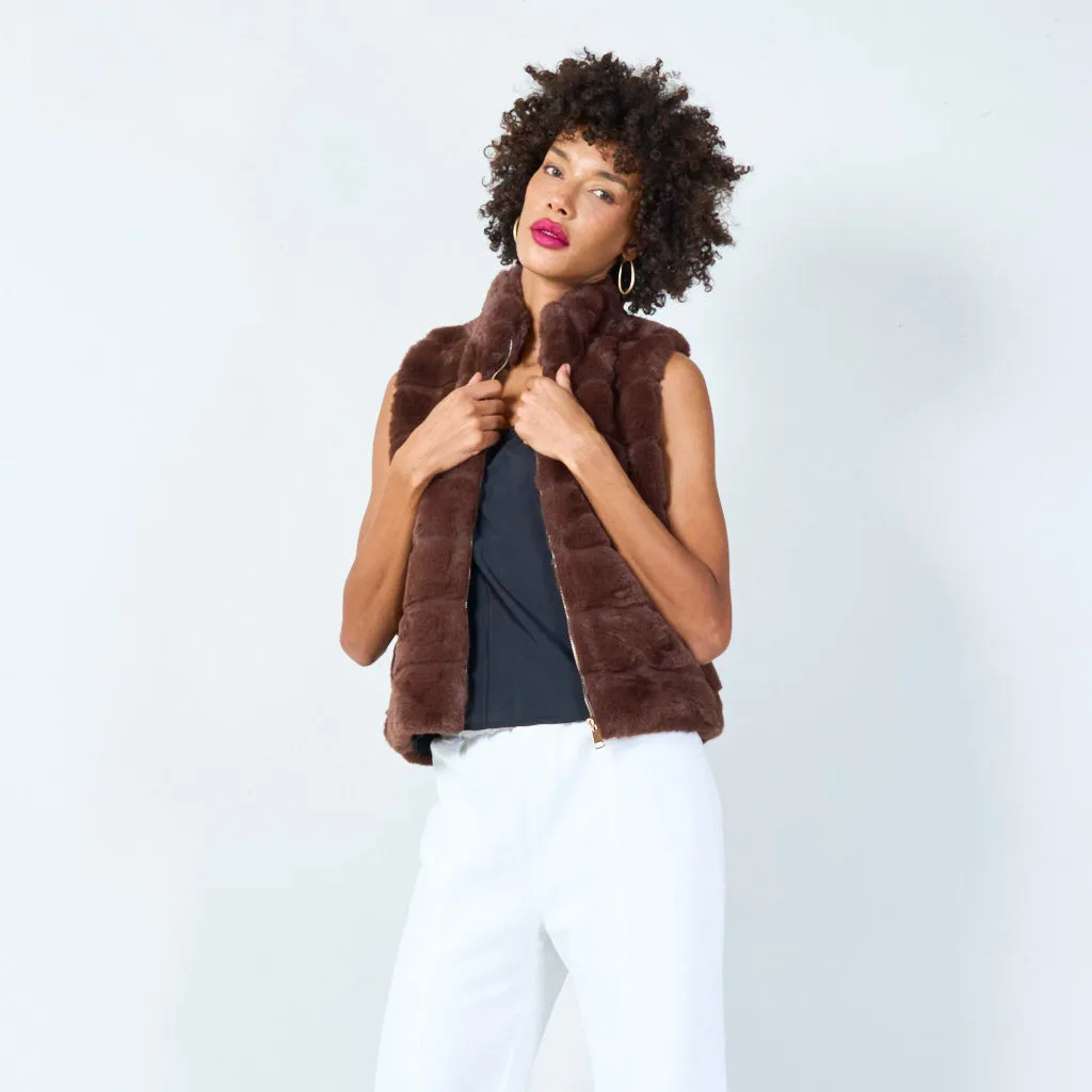 Sleeveless faux fur vest with zip closure wholesale