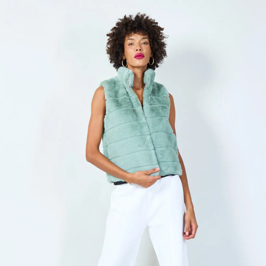 Sleeveless faux fur vest with zip closure wholesale