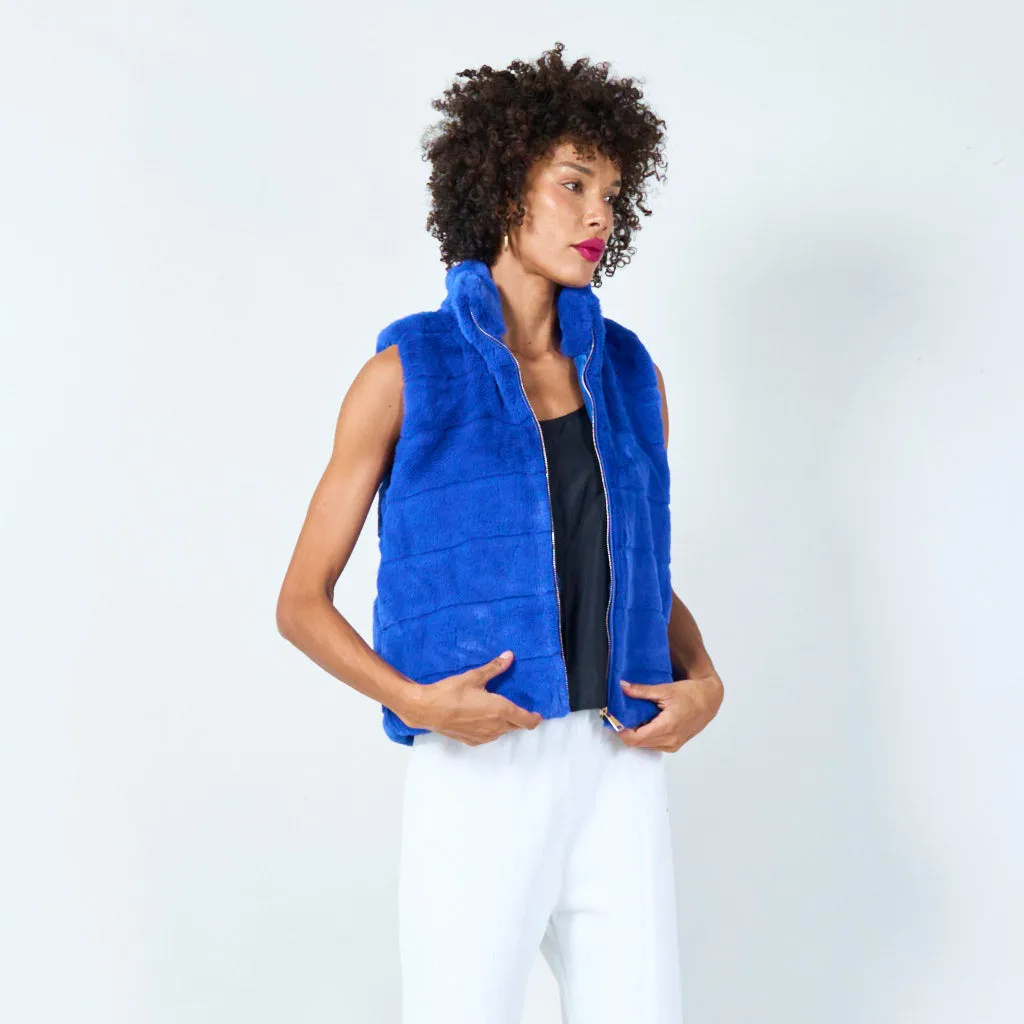 Sleeveless faux fur vest with zip closure wholesale